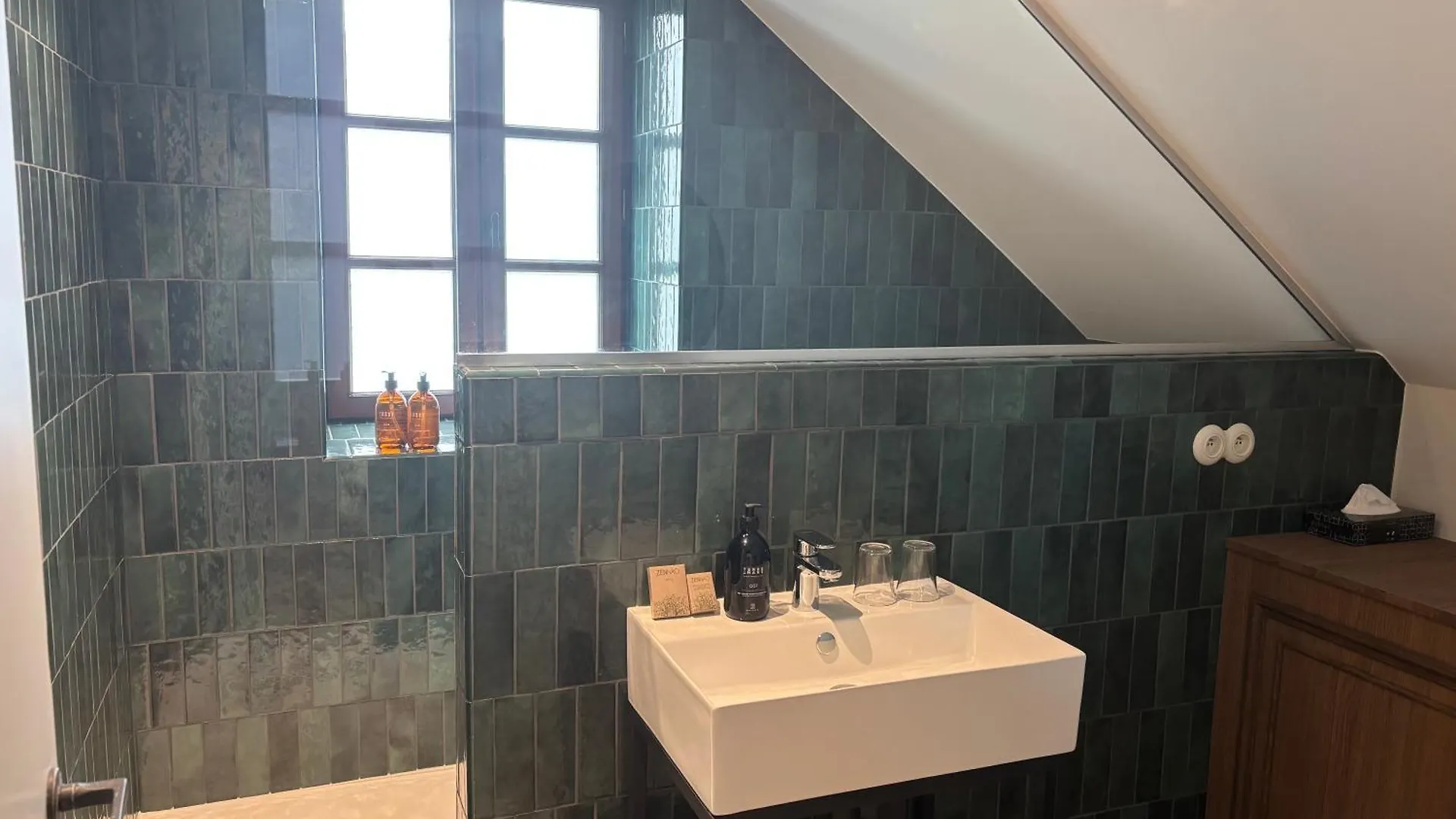 ***  فندق Manoir Des Douets Fleuris كُنْكال فرنسا