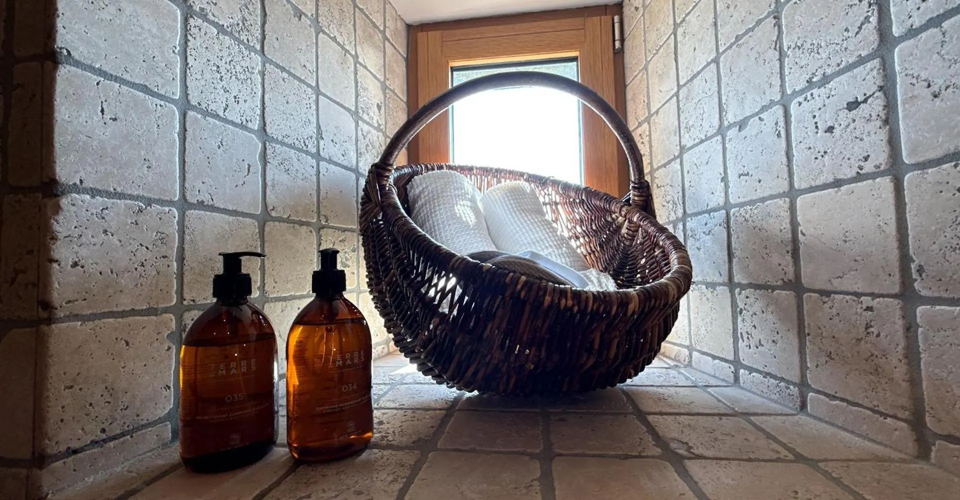 ***  فندق Manoir Des Douets Fleuris كُنْكال فرنسا