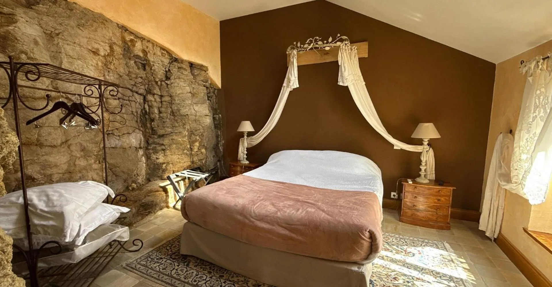 ***  فندق Manoir Des Douets Fleuris كُنْكال فرنسا